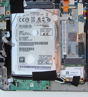 We see the conventional hard disk on the left and the SSD on the right. Both storage devices can be exchanged.