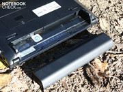 The firmly locked battery has a capacity of 47 watt hours. The firmly locked battery has a capacity of 47 watt hours.