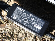 The small adapter is very light with 187 grams including all cables. The small adapter is very light with 187 grams including all cables.