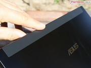 Anti-fingerprint: the hold on the display cover is made of matte synthetic material.