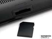 We find the cardreader on the front. This makes inserting memory cards especially easy.