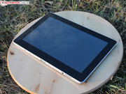 The tablet can be used without the base via Android 4.2 on a 16 GB eMMC.