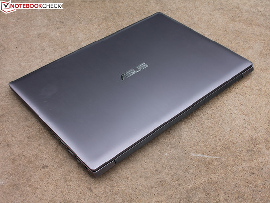 ASUS VivoBook U38N-C4004H: Strong display, elegant case - but loud, slow and with limited mobility
