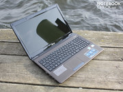At 2.63 kg, the notebook is only tolerably portable. At 2.63 kg, the notebook is only tolerably portable.