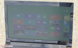 The Lenovo B580 outdoors (pictures taken with sunshine).