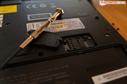 However, if you want to access the SIM card, you only have to open the small rubber flap on the base plate.