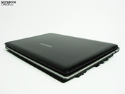 The display lid has a representative but also sensitive high-gloss black finish