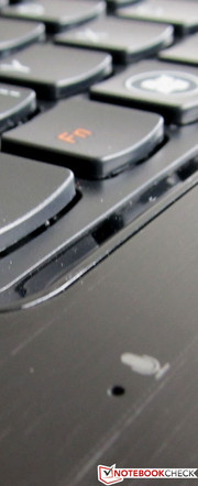 The microphone is on the left side of the palm resting area The microphone is on the left side of the palm resting area