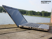 and is well-built. The lid opens to 135° and is well-built. The lid opens to 135°