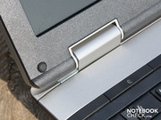The silver edging may not be made of metal, but the firm fitting hinge is. We say: ThinkPad stability.