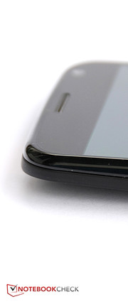 The screen's glossy bezel does not make the same high-quality impression as the back.