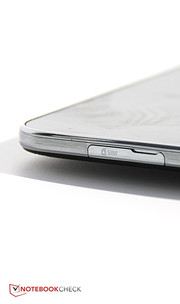 The most visible difference between the two versions of the device is the SIM slot on the right side.