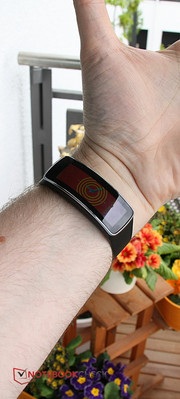 A look at the optional "Gear Fit", which is a combination of a fitness bracelet and a smartwatch.