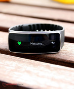 As a fitness bracelet, the Gear Fit can also measure the puls or record sleeping stats.