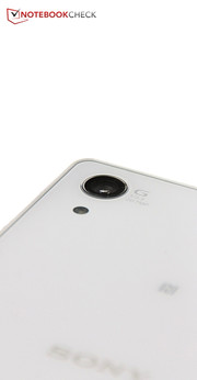 However, that is not really necessary: The 20.7 MP lens is one of the best smartphone cameras on the market.