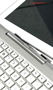 Inserting the tablet into the dock? No problem: It is quick and intuitive in the Transformer Pad TF103C.
