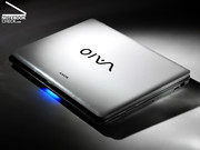 Vaio VGN-CR31: Glossy, pearly surfaces with small LED show.