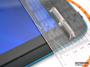 The 3-cm wide display frame makes use a bit uncomfortable at first. The 3-cm wide display frame makes use a bit uncomfortable at first.
