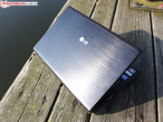 The brushed aluminum finish feels like metal and makes a high quality impression.