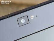 The 1.3 MP webcam in the TFT bezel can shoot pictures in 1280x1024 pixels. The 1.3 MP webcam in the TFT bezel can shoot pictures in 1280x1024 pixels.