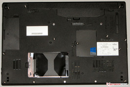 Lifebook E753: underside (hard-drive compartment opened)