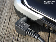 The angled power plug leads the cable quickly toward the back.