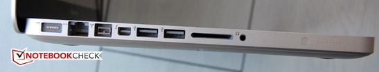 Left side: MagSafe, RJ45 LAN, FireWire 800, Thunderbolt, 2 x USB 3.0, SD-Card, headphone/microphone jack, battery gauge Left side: MagSafe, RJ45 LAN, FireWire 800, Thunderbolt, 2 x USB 3.0, SD-Card, headphone/microphone jack, battery gauge