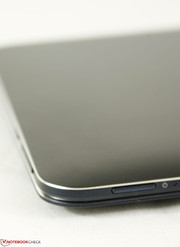 The chrome trims and dark blue chassis is very similar to the Samsung ATIV Book 9 series