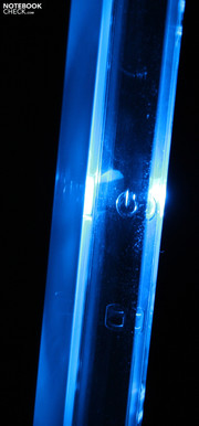 MSI Wind Top AE2220: in darkness, the blue LEDs illuminate almost the entire Plexiglass frame.