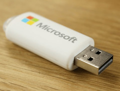 Microsoft to deploy Windows 10 on USB flash drives
