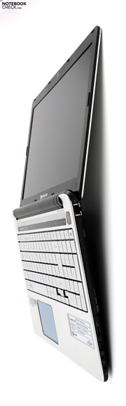 Packard Bell EasyNote TX86: The extremely wide opening angle is unusual, but handy. Packard Bell EasyNote TX86: The extremely wide opening angle is unusual, but handy.