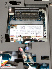 An optional 3G/LTE modem can be installed above the WLAN module.