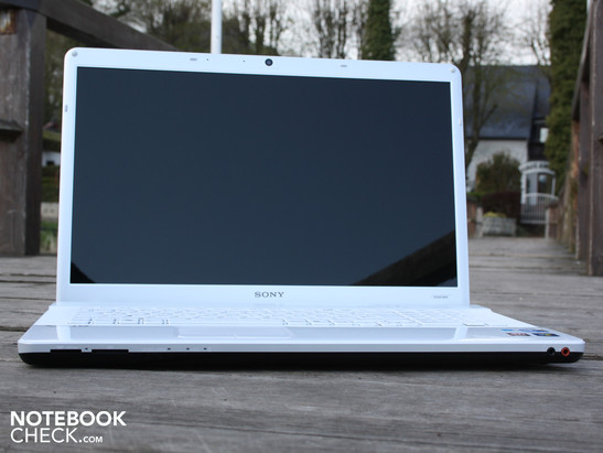 Vaio VPC-EC1M1E: Solid and pretty 17.3 inch notebook, that also offers office qualities.