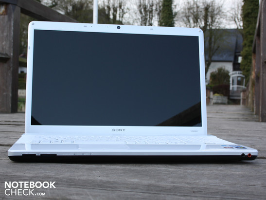 Vaio VPC-EC1M1E: Solid and pretty 17.3 inch notebook, that also offers office qualities. Vaio VPC-EC1M1E: Solid and pretty 17.3 inch notebook, that also offers office qualities.