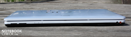 Front: Memory Stick & SD CardReader Front: Memory Stick & SD CardReader