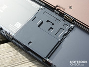 Damit das Touchpad Platz findet, wurde der Akku zweigeteilt. Damit das Touchpad Platz findet, wurde der Akku zweigeteilt.