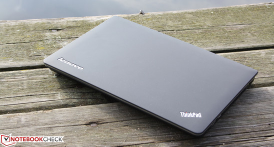 Lenovo ThinkPad Edge E320 NWY3RGE: A step forward for battery life, but a step back for the stability of the case.