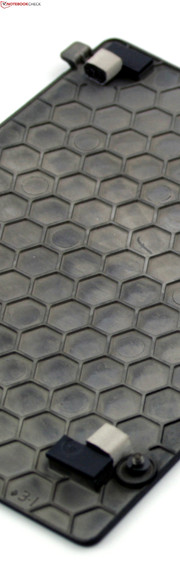 Toshiba Portégé R930-13F: Light but limited stability. The chassis is supported by a honeycomb structure on the inside. Toshiba Portégé R930-13F: Light but limited stability. The chassis is supported by a honeycomb structure on the inside.