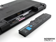 The battery can be removed while the laptop is in use (no rubber feet).