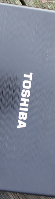 Toshiba Satellite P770-10P: The polished plastic finish hides fingerprints, but has the tactile quality of a 400 euro office book.