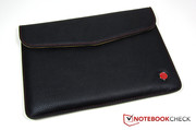 A nice leather pouch with red seams protects the device against damages.