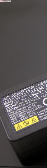 Fujitsu Lifebook U574: 65-watt power supply.
