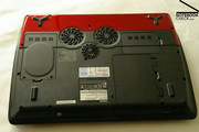But also the bottom, which is made out of robust plastic like the rest, has optically a lot to offer.
