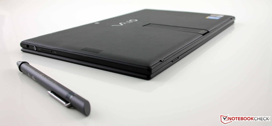 Vaio Tap 11 SVT-1121G4E/B: Sony knowingly accepts performance disadvantages in favor of a thin casing, low weight, and usable battery runtimes. It cannot not be called a "laptop" in tablet size.