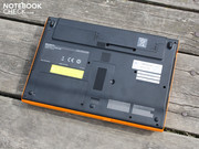 The bottom has a maintenance cover for exchanging HDD and RAM. The bottom has a maintenance cover for exchanging HDD and RAM.