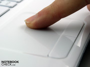 The touchpad covered in small bumps has a grippy surface and a good button feedback.