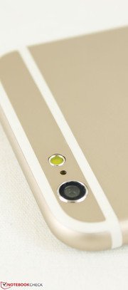 Users with keen eyes will notice that the camera lens protrudes less on the Vphone compared to the iPhone