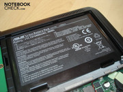 The battery finds its place in the case floor and is protected by a cover