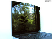 Two displays are available, among these a WUXGA screen in an edge-to-edge design.