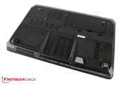 MSI secures the bottom cover with a total of seven screws. MSI secures the bottom cover with a total of seven screws.